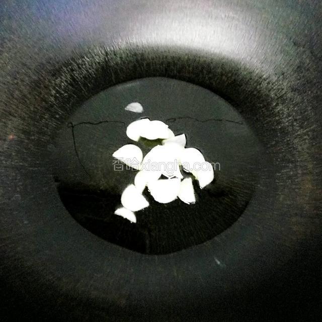 放入蒜片