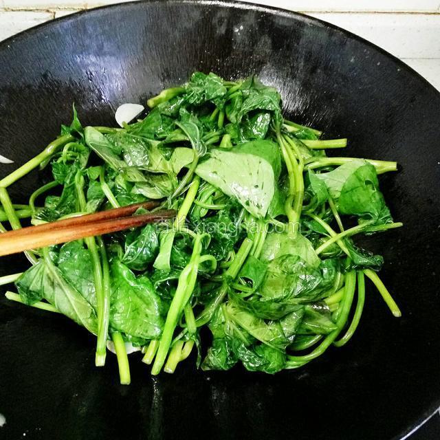 用长筷子翻至断生