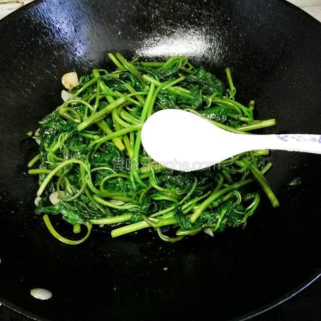 加入适量食盐、少量鸡精