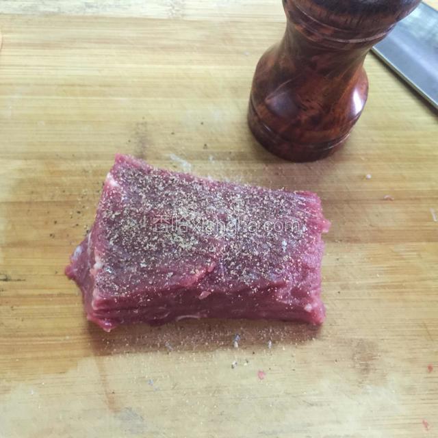 牛菲力擦干水分 撒黑胡椒 盐 腌制