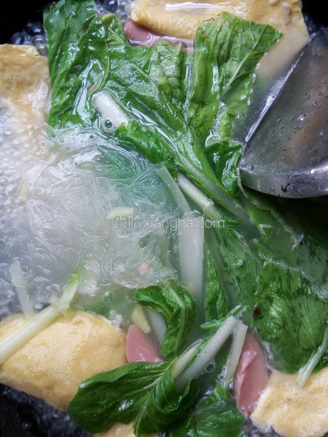 再加入粉丝和嫩青菜。粉丝青菜煮好后，加适量盐，生抽。一份美味的蛋饺粉丝汤就做好啦。