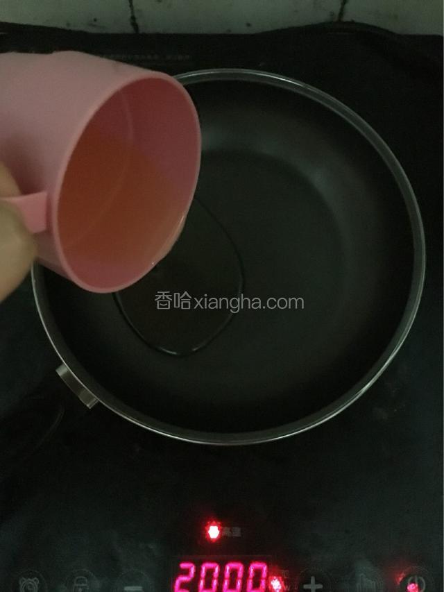 用平底锅加热油至有纹路即可关火，端离。接着预先过筛低筋面粉