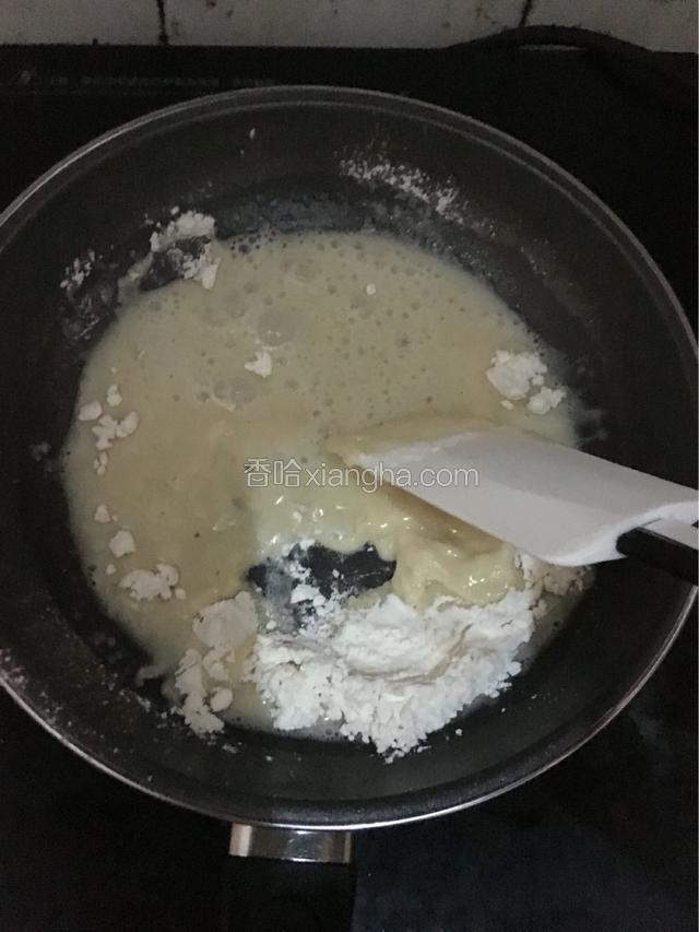 待平底锅没那么烫的时候加入预先过筛的面粉，快速拌匀至面粉与油融合