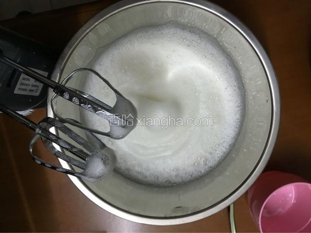 继续打发，体积膨胀到1到2倍左右再次加入糖