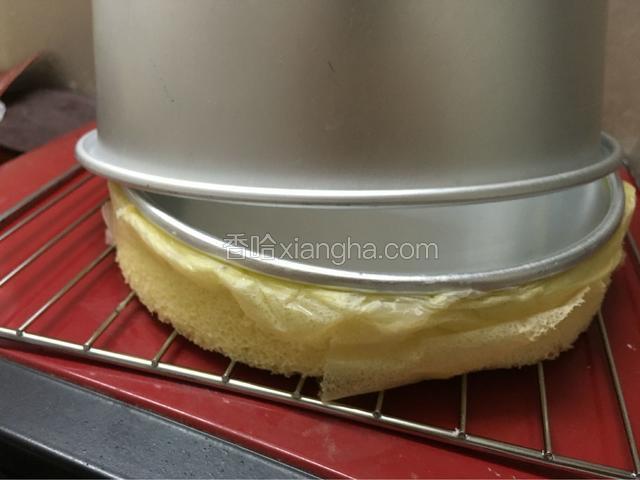 取出后倒扣，冷却就可以脱模啦～脱模后切成2片蛋糕片待用