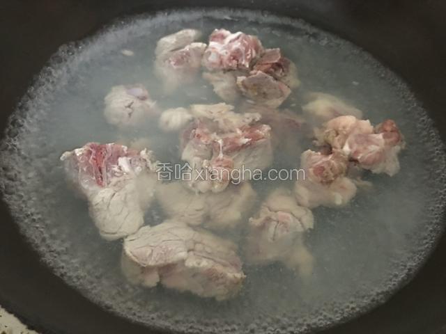锅中倒水烧开，放入龙骨汆烫