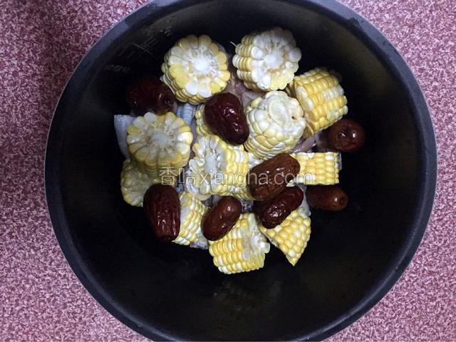 把所有的食材放入高压锅中，
