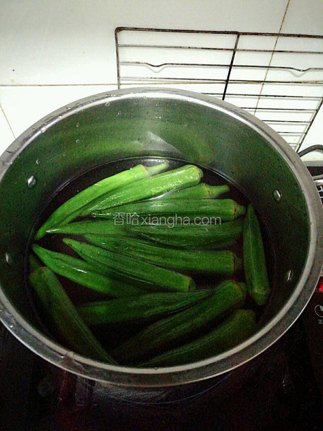 秋葵洗净放开水锅煮5分钟，用冷水冲凉。