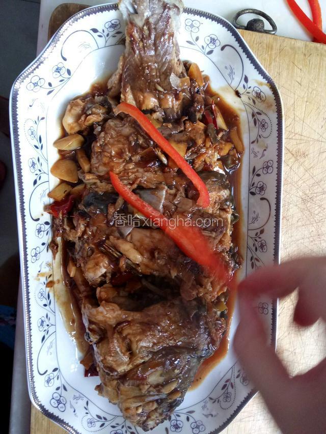 将鱼慢慢烧制，收汁后装盘