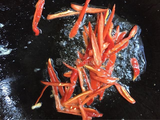 将红辣椒倒入锅中小火翻炒片刻
