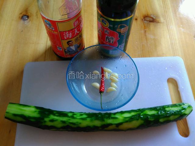 备好材料，青瓜稍微削皮，蒜剥衣。