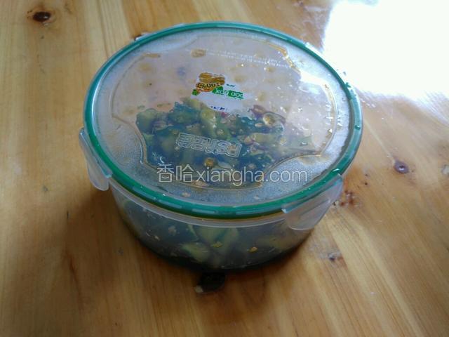 保鲜盒盖好盖子再上下摇晃一分钟，平放在桌面二十分钟后，就可以把青瓜放入碟子上桌了。