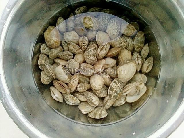 花蚬用冷水清泡一个小时，为了取掉泥土和沙子。