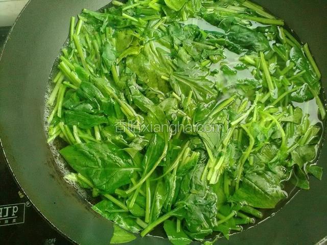 水开后放入菠菜烫熟。半分钟即可