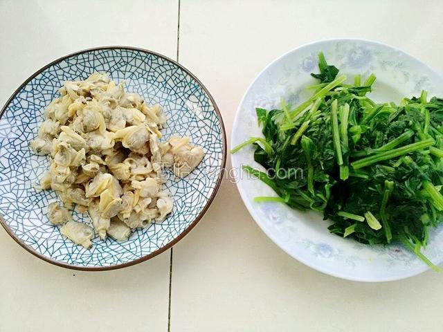 花蚬洗干净装盘，菠菜去掉水备用