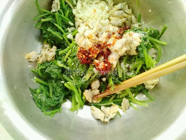 加入，盐，鸡精。陈醋，辣椒油，蒜，少许香油搅拌均匀即可。