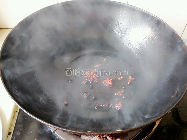 锅内另起锅放油，把花椒八角等大料放入爆香捞出不用