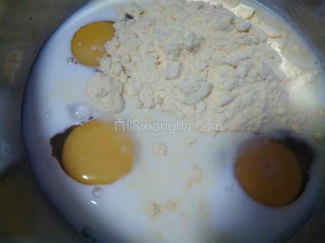 把鸡蛋，牛奶，白糖，玉米面倒在一个大一点的容器内