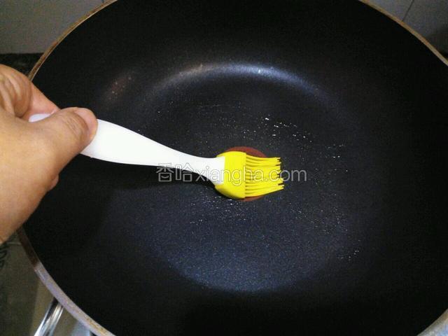 平底锅用刷子刷一层油（看不到油珠为宜）