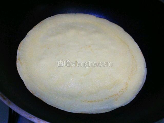 煎至粉液变色，翻另一面，不用一分钟即可出锅（重复之前的做法，1.刷油2.倒鸡蛋粉液迅速摊匀3.变色翻面4.马上出锅）直至粉面用完