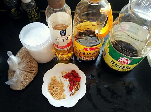 此时，来调一碗汤料，一勺糖，两勺味极鲜，六勺醋，四勺苹果醋，搅拌均匀。