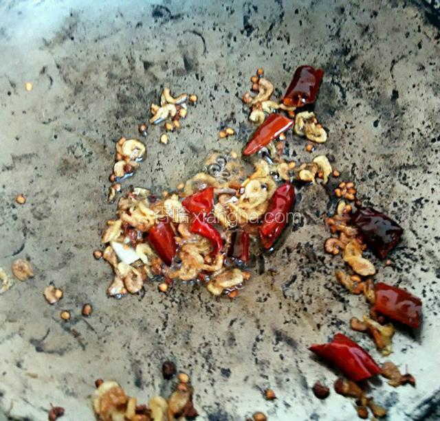 等油八成热时倒入虾皮，爆香半分钟。