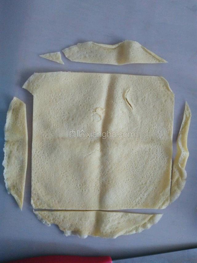 平底锅煎鸡蛋饼，切去圆边