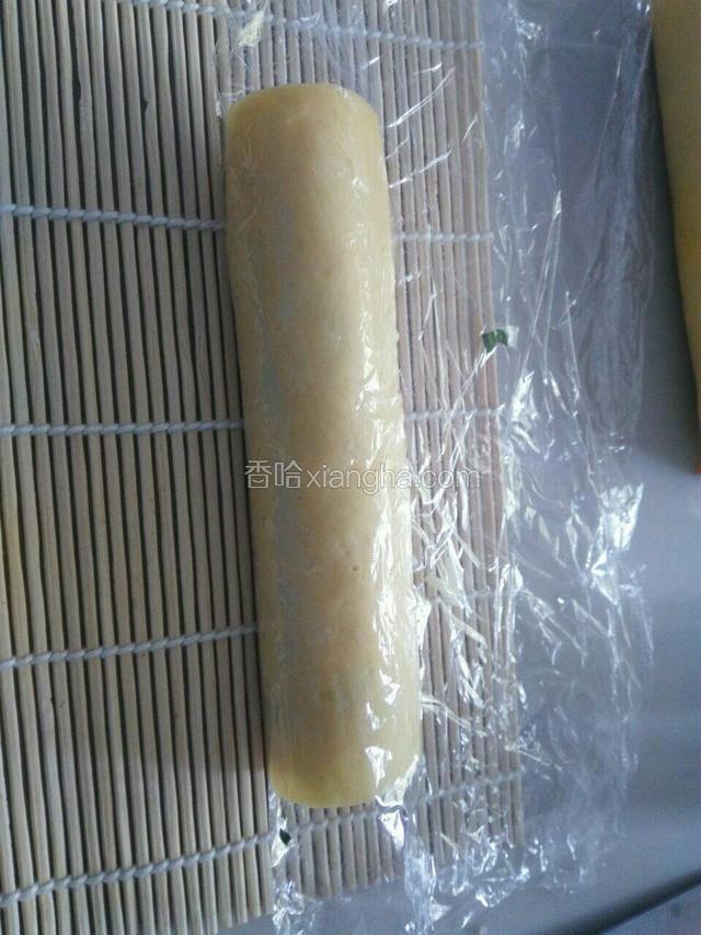 然后像卷寿司一样卷起来，压实（每一个都重复上面的步骤，直至做完）