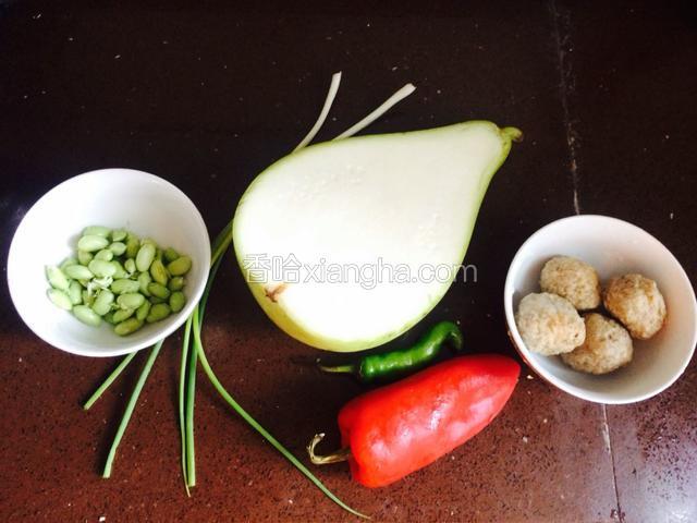 准备好食材：半个西葫芦、做好的肉圆4个、毛豆一小把、胡椒2个、葱一把、蒜头4瓣、芡粉少许。