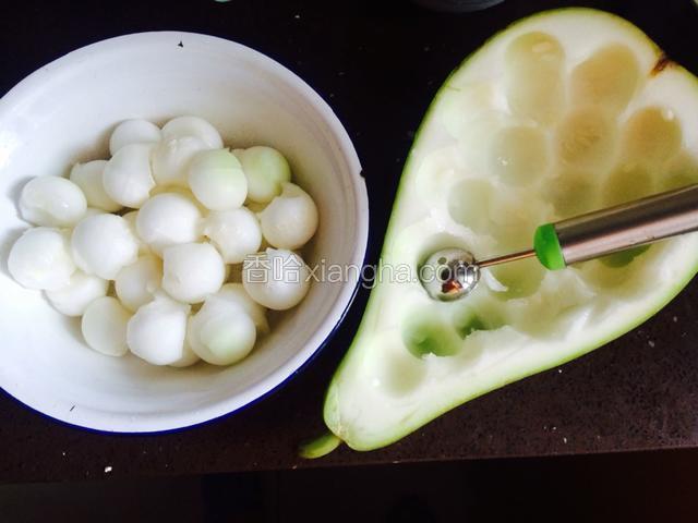 把西葫芦挖成小球。