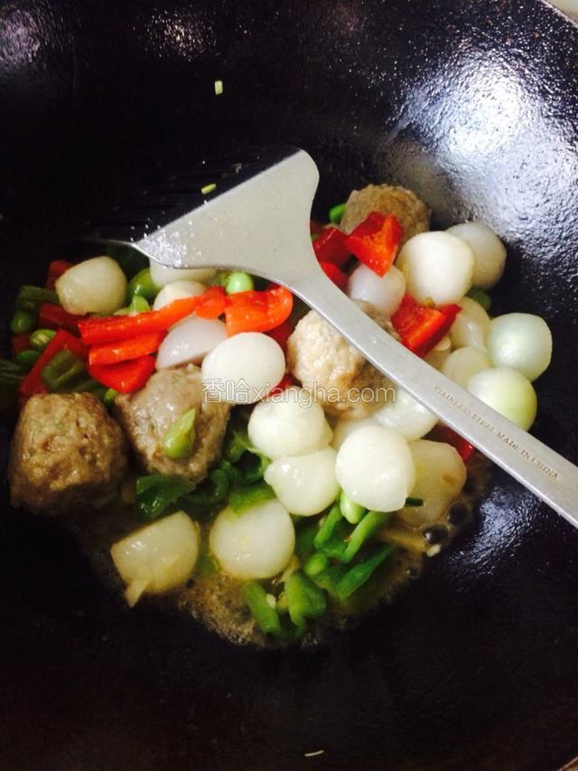 把锅洗净烧热倒油，油热倒入葱蒜备出香味，然后倒入肉圆和西葫芦球、毛豆、胡椒，翻炒片刻放盐和鸡精少许，最后勾芡。
