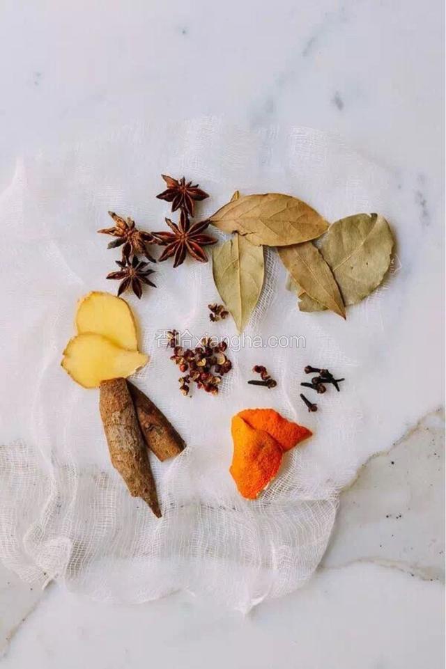 锅加水，煮沸，放入五花肉块焯一下，大概2分钟，捞出，沥干。料汁碗中拌匀。