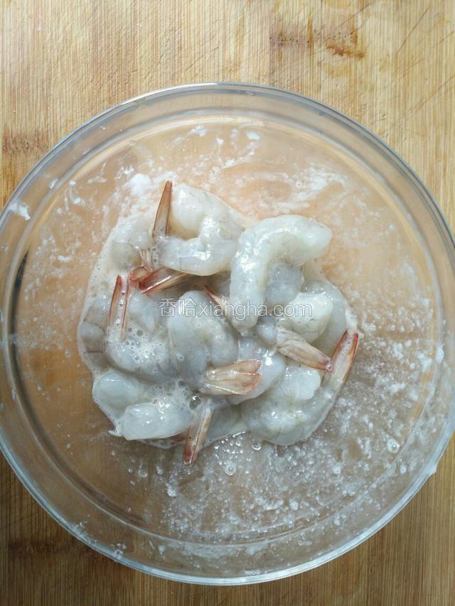 加入蛋清，淀粉，盐适量，并抓均匀腌制10分钟左右。