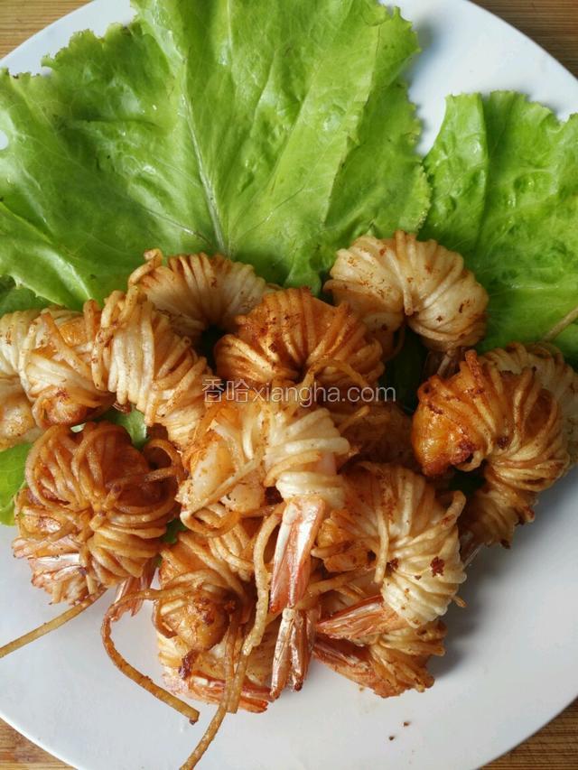 把炸炸好的虾放入准备好的盘子里。
