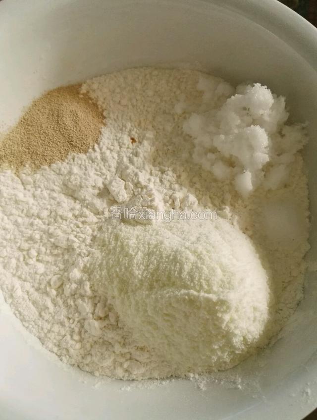 除黄油以外所有原料放入容器内