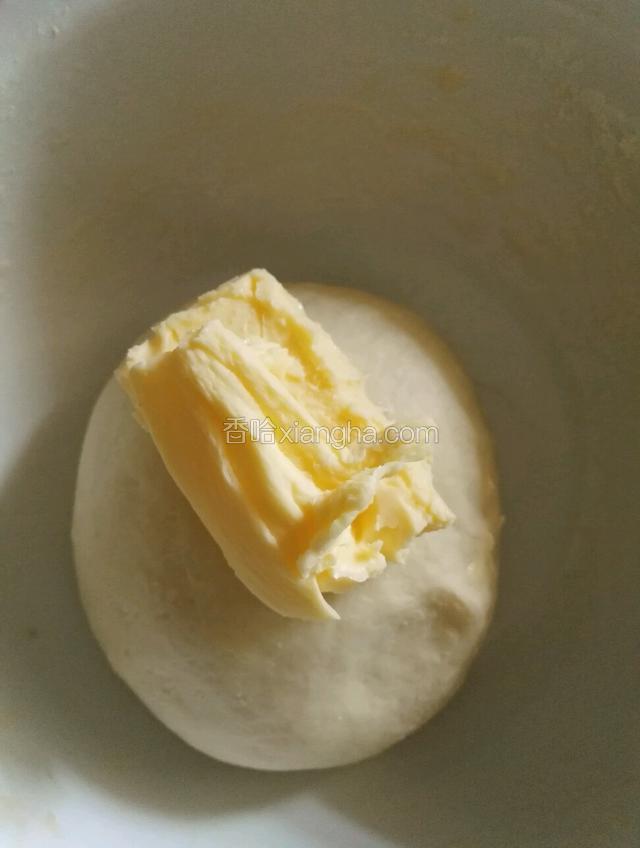 此时加入黄油继续揉，期间配合摔搓揉的手法