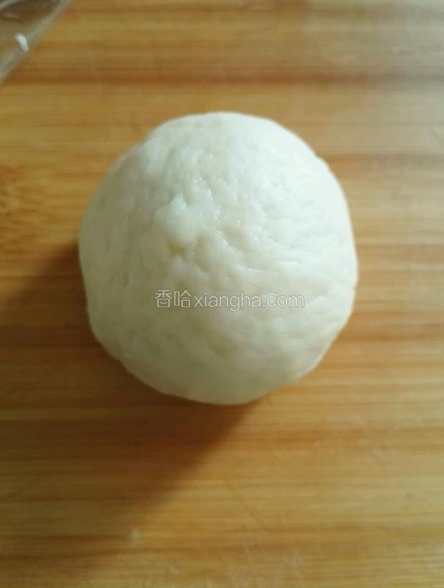 醒好后拿一个面团轻压后慢慢搓圆即可