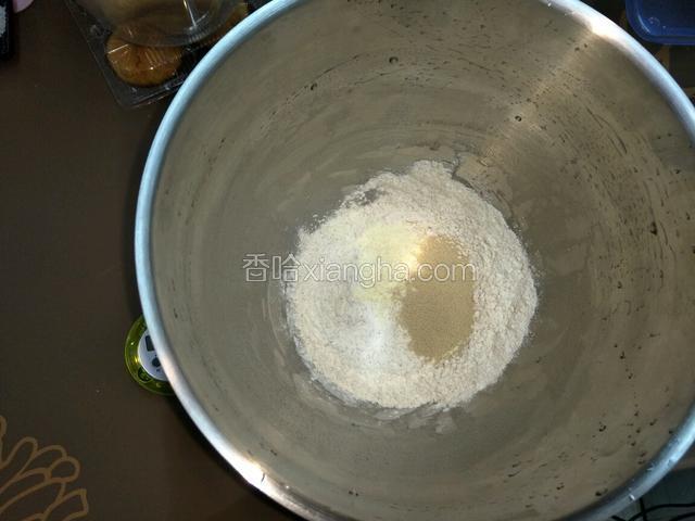 (在前面”经典白土司“食谱里有详细步骤照片，需要请翻找下喔！:)

全麦面粉+奶粉+元真糖+酵母+水，都投入厨师机，盐和黄油这时候千万别投进去喔。(如果没有厨师机，用手揉或者面包机和面都可以，具体可以网上搜下手法。)

先开1档搅拌1-2分钟，不用太高速，让干湿料充分搅匀。

到了面团成型，可以开到3档，再搅拌7-8分钟。