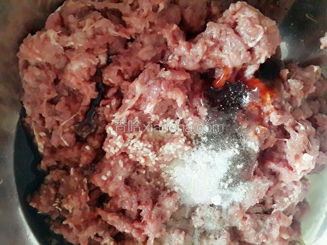 在牛肉馅里放生抽，蚝油，盐，胡椒粉，鸡精。