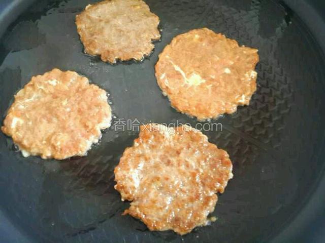 平底锅加热抹油，放入肉饼煎至两面金黄即可。