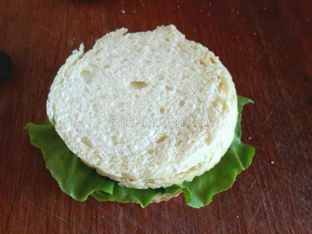 在盖一面包片。