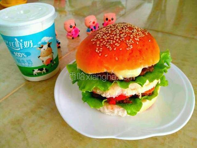 美味的牛肉汉堡做好啦，我们一起开动吧，！