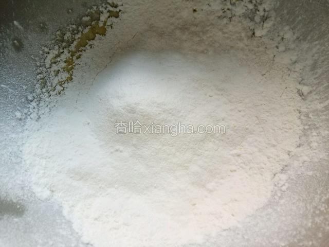 筛入低粉和玉米粉。