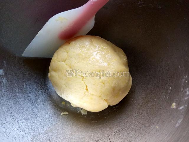用切拌的方法拌匀。包上保鲜膜放入冰箱冷藏1个小时。