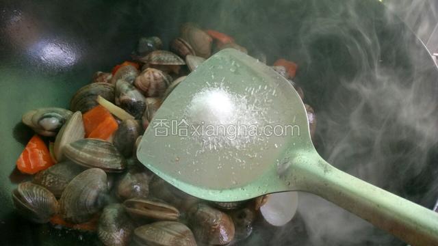 炒至差不多开壳时加入适量盐味精调味