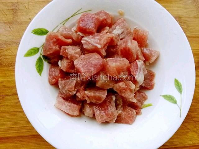 里脊肉切丁，用料酒，盐，少许水淀粉腌10分钟。
