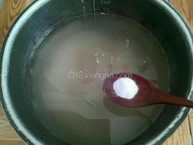 倒入电高压锅，放入适量的清水和一小勺食用碱。（也可以不放）