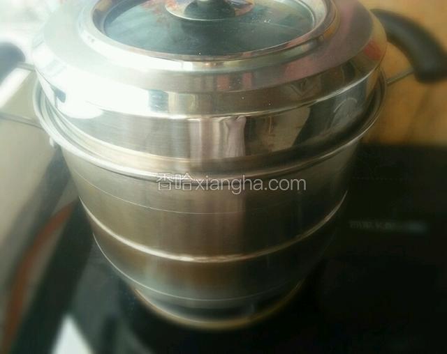 炉灶开大火烧开，煮10分钟转中火至黑米煮熟，关火之后焖3-5分钟即可。
