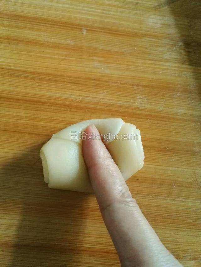 醒好后拿一个面卷中间压一下