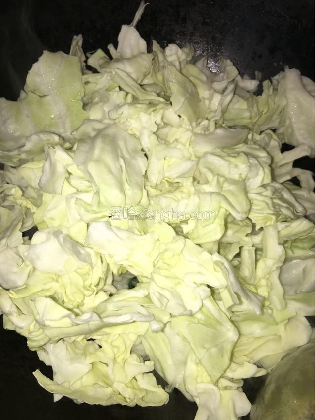下包菜煸炒片刻。